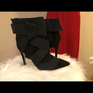 Black shoe dazzle heeled boots
